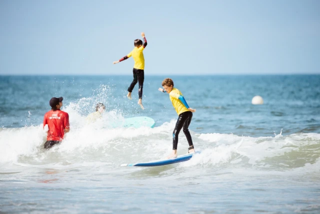 Whether you want to surf or soar, we’ve got you covered! 🏄‍♂️😄 Join our After School program and let’s ride the waves or take flight! Who knew learning could be this much fun? 🦅🌟 #SanDiegoSurfSchool #SurfAndSoar #AfterSchoolAdventures 
San Diego Surf School San Diego, CA
.
🌐 Website: www.sandiegosurfingschool.com
📸: @_danny_camacho 
.
☎️ PB Office: (858) 205-7683
☎️ OB Office: (619) 987-0115
.
#SanDiegoSurfSchool
.
.
.
.
.
#SDSSfamily #SanDiego #PacificBeach #OceanBeach #SoCal #WestCoast #SurfLessons #SummerCamp #SurfClass #Summer #MissionBeach #SDSurfTribe #SurfOfTheDay #SummerVibes #CaliforniaLifestyle #SanDiegoSurf #SurfCoach #SDsurf #SanDiegoLiving #SoCalLiving #SDLiving #SurfIsLife #surfvibes #surf