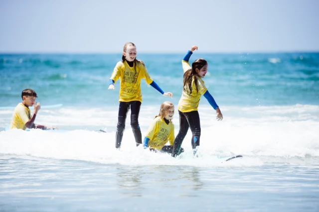 Three friends, endless waves, and memories made! 🌊🤙 There's nothing like catching waves together. Who’s ready to ride with their crew? 🏄‍♀️🏄‍♂️ #SanDiegoSurfSchool #FriendsThatSurf #CatchTheWave #SurfLife #MakingMemories
🌐 Website: www.sandiegosurfingschool.com
.
☎️ PB Office: (858) 205-7683
☎️ OB Office: (619) 987-0115
.
#SanDiegoSurfSchool
.
.
.
.
.
#SDSSfamily #SanDiego #PacificBeach #OceanBeach
#SoCal #WestCoast #SurfLessons #SummerCamp
#SurfClass #Summer #MissionBeach #SDSurfTribe
#SurfOfTheDay #SummerVibes #CaliforniaLifestyle
#SanDiegoSurf #SurfCoach #SDsurf #SanDiegoLiving